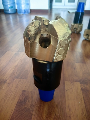 127 mm Pdc Rock Drill Bit 4 Blade con 2 3/8 REG Corpo in acciaio a faccia dura